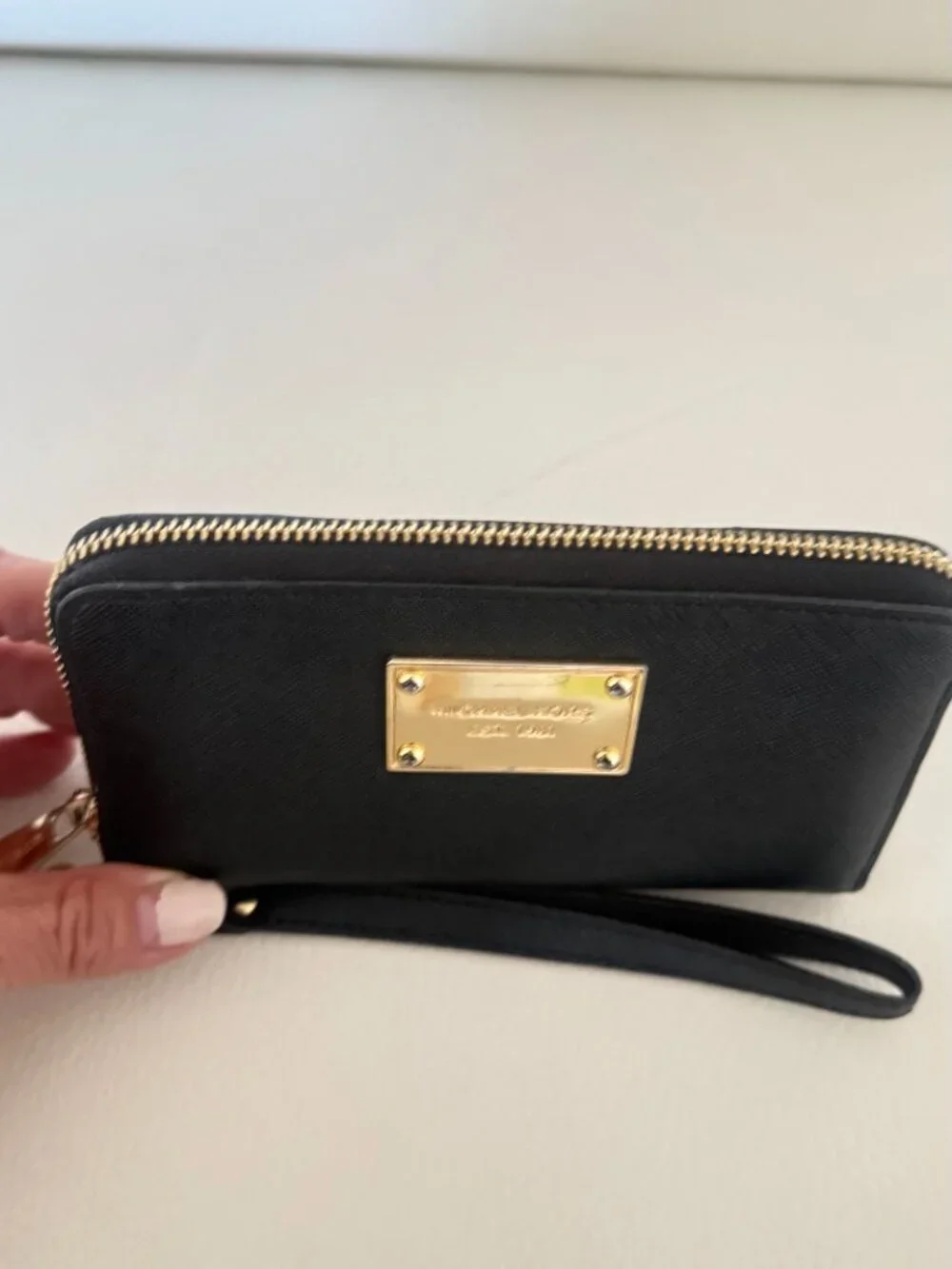 MICHAEL KORS BLACK SAFFIANO LEATHER ZIP ROUND WRISTLET WALLET CLUTCH